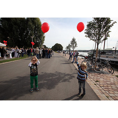 Übergabe der Rheinuferpromenade in Kastel / 2 Kinder freuen sich über die neue Promenade