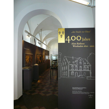 Ausstellung "der Stadt zur Ehre" – 400 Jahre Altes Rathaus Wiesbaden 1610 - 2010 des Projektbüros Stadtmuseum; gezeigt vom 19.06.2010 bis 07.07.2010 im Foyer des Rathauses.