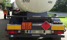 Kennzeichen für den Gefahrguttransport auf einem LKW.