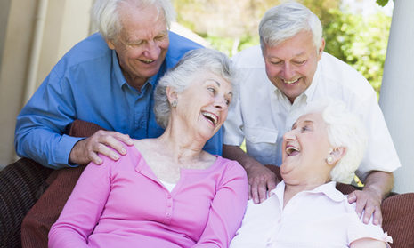 Eine Gruppe Senioren lacht gemeinsam.