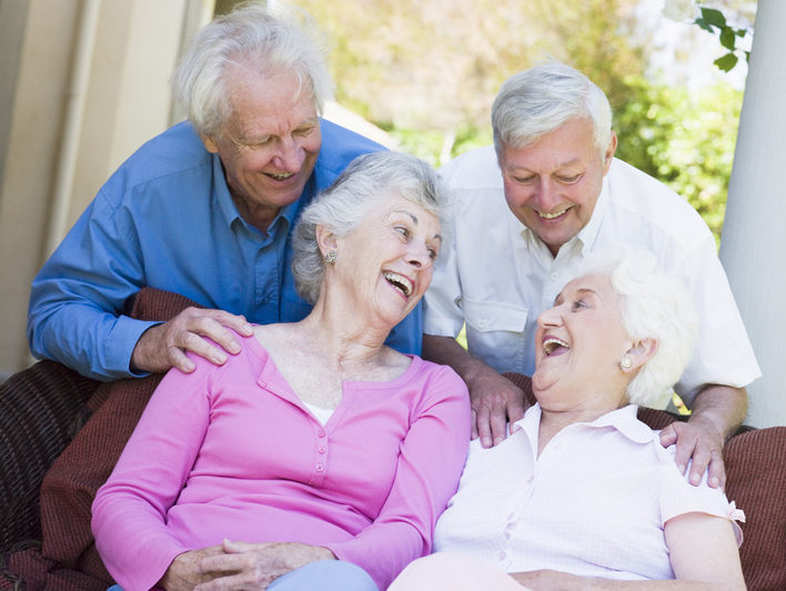 Eine Gruppe Senioren lacht gemeinsam.