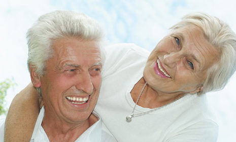 Tour Pflegeeinrichtungen: Rüstiges Paar mit grauen Haaren