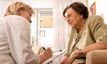 Ärztin mit älterer Frau im Gespräch