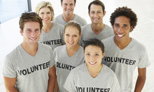 Menschengruppe im grauen Volunteer-Shirt