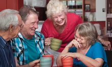 Eine Gruppe Senioren beim gemeinsamen Kaffeetrinken.