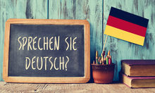 Kreidetafel mit Schrift und Deutschlandfahne