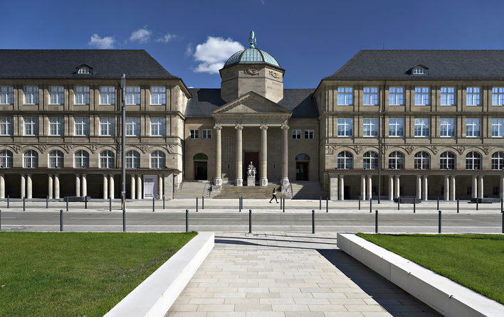 Wiesbaden müzesi, Friedrich-Ebert-Allee bulvarında bulunmaktadır.