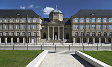 Wiesbaden müzesi, Friedrich-Ebert-Allee bulvarında bulunmaktadır.