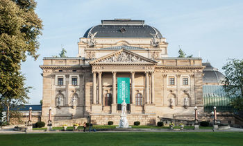 Die Rückansicht des Hessischen Staatstheater mit Schillerstatue.