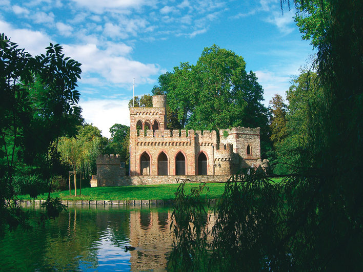 Die Ruine der Mosburg im Biebricher Schlosspark spiegelt sich bei Schönwet