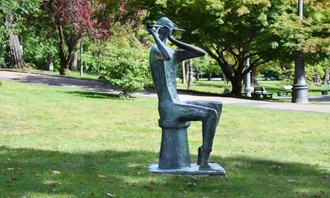 Statue Flötenspieler im Kurpark.