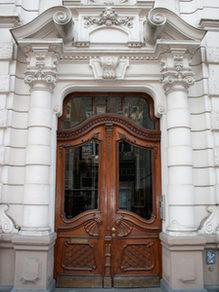 Eingang eines Wohnhauses in der Taunusstraße.