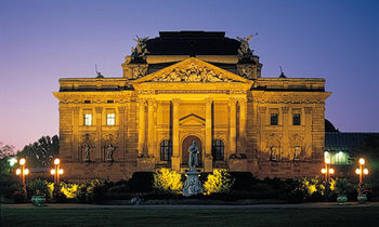 Frontalansicht des Staatstheaters Wiesbaden in der Abenddämmerung