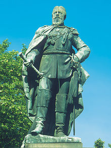 Kaiser Friedrich meydanındaki Kaiser Friedrich anıtı.