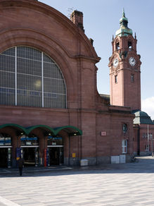 Железнодорожный вокзал Висбадена с привокзальной площадью