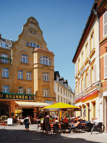Wiesbaden eski şehirdeki Goldgasse.