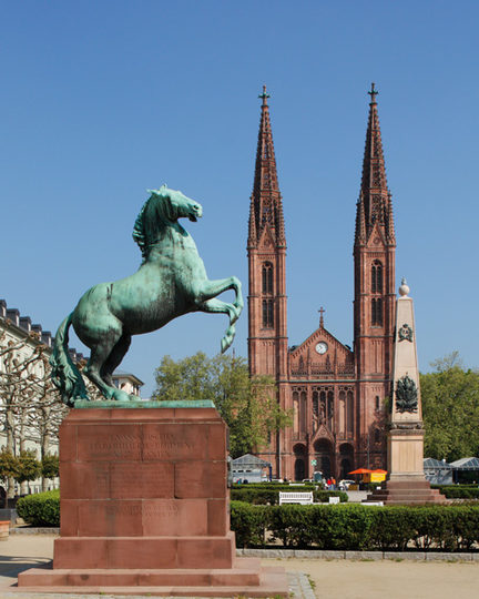 Памятник оранцам установлен на площади Луизенплатц перед церковью Святого