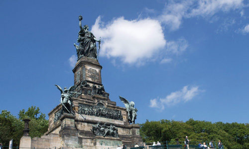 从尼德瓦尔德纪念雕像的所在地，游客们可以极目远眺莱茵河秀美的风光。