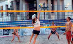 威斯巴登体育节期间王宫广场上的沙滩排球比赛。
