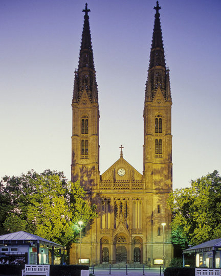 Церковь святого Бонифация расположена на площади Луизенплатц в центре Висб