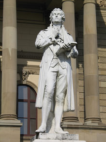Hessen devlet tiyatrosunun önündeki Schiller anıtı.