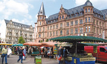 Dern'sches Gelände'de belediye binası önündeki pazar yeri.