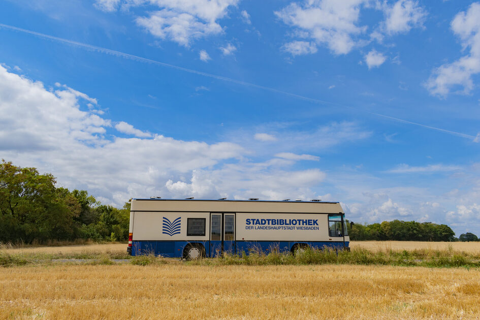 Υπεραστικό λεωφορείο στο πεδίο