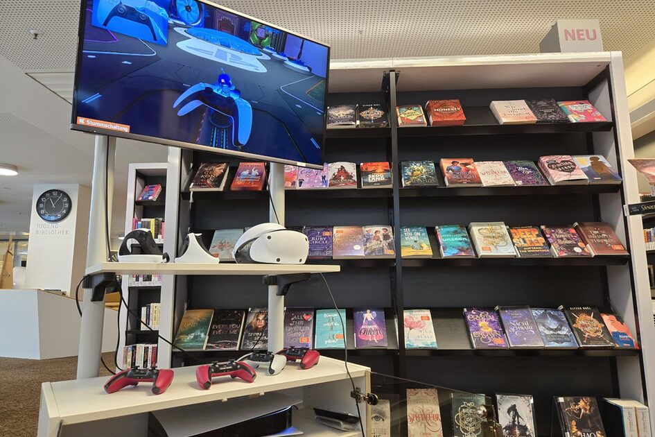 Konsole vor dem Bücherregal