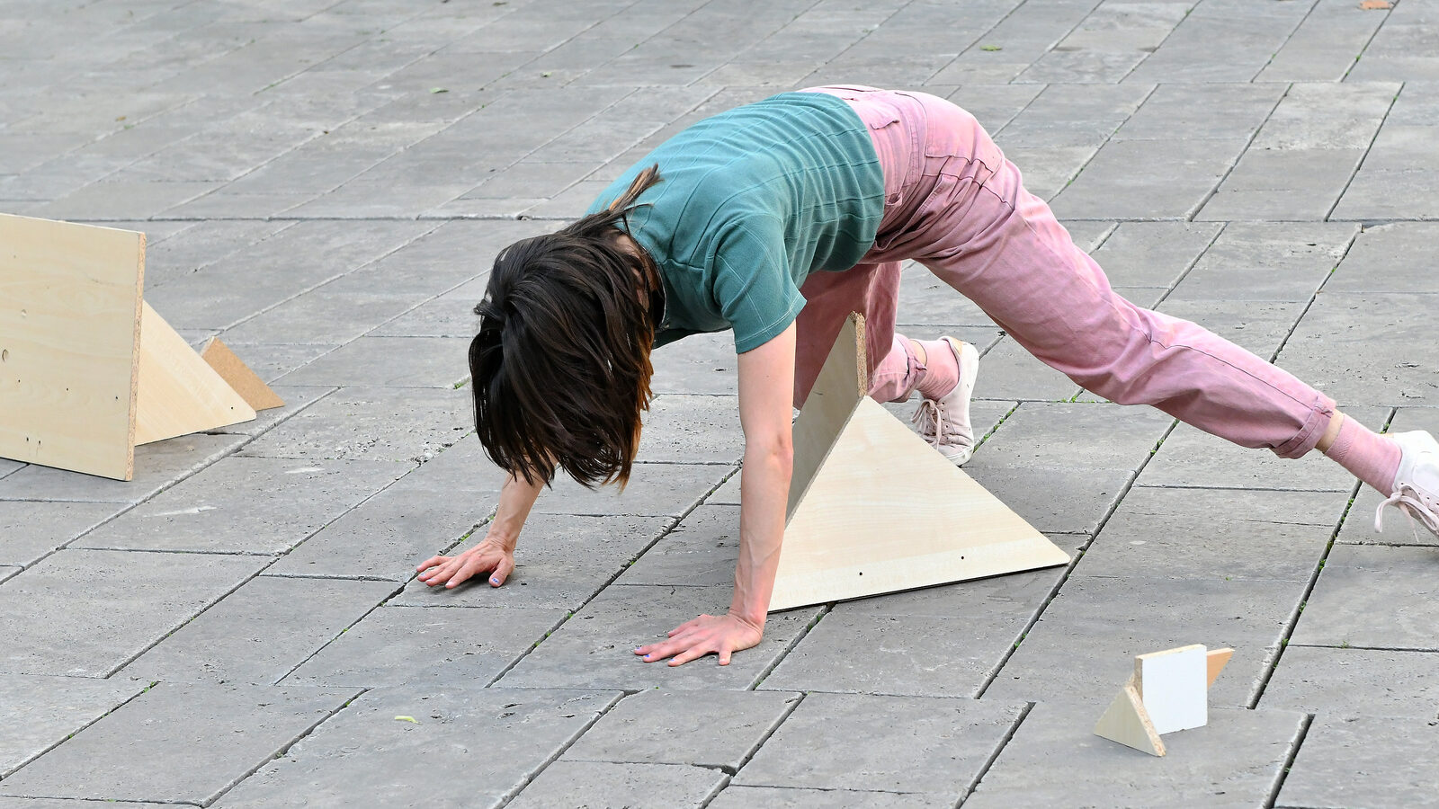 Zeitgenössischer Tanz mit Holzelementen - Interior Parkour, Wiesbaden tanzt 2023