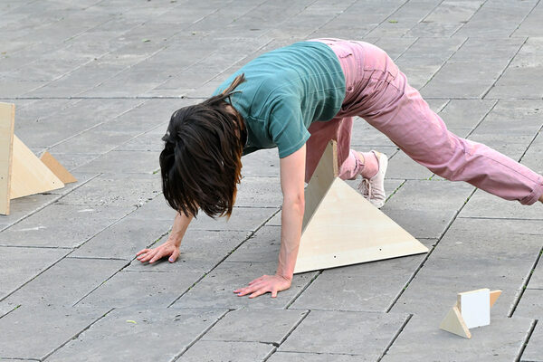 Zeitgenössischer Tanz mit Holzelementen - Interior Parkour, Wiesbaden tanzt 2023