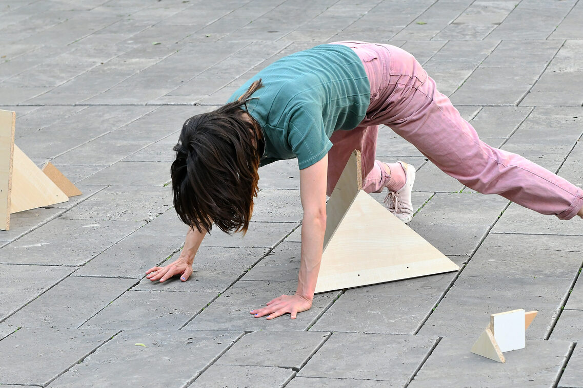 Zeitgenössischer Tanz mit Holzelementen - Interior Parkour, Wiesbaden tanzt 2023