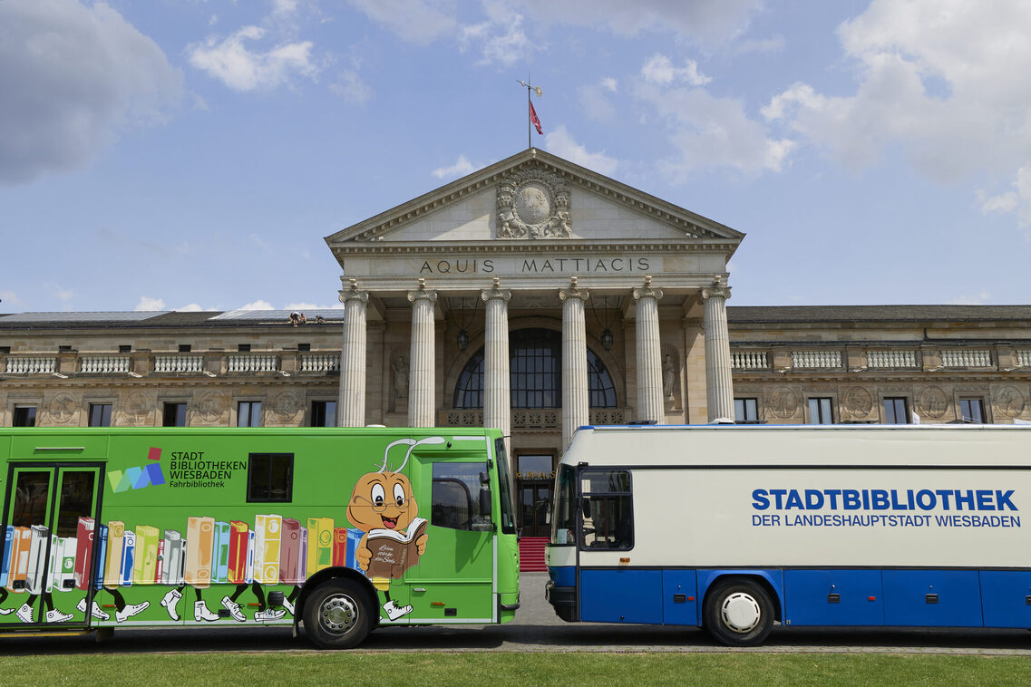 Κάντε κράτηση λεωφορείων μπροστά από το Kurhaus