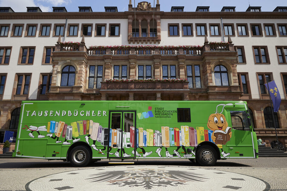 Κάντε κράτηση λεωφορείου μπροστά από το δημαρχείο