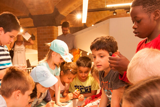 Kinder bei einer Führung im Stadtmuseum