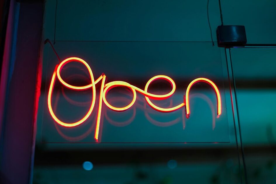 Снимка с надпис Open