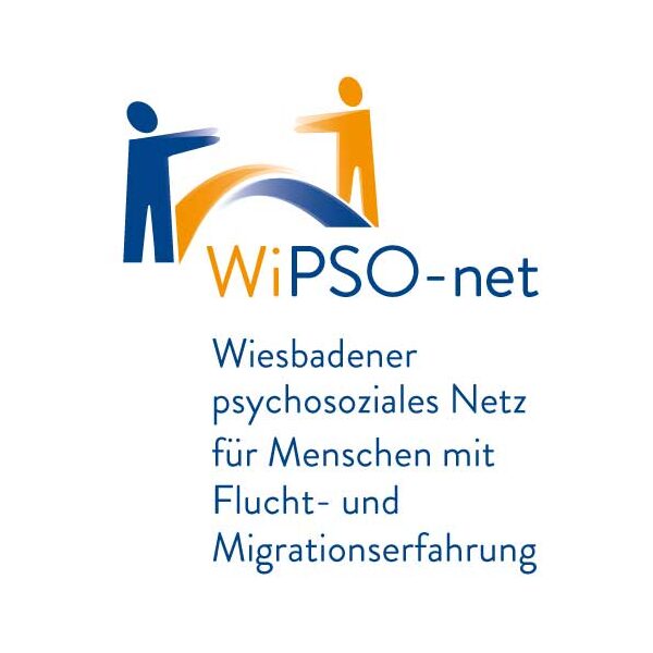 Grafik in blau und orange in der sich zwei Menschenfiguren über einen Bogen hinweg die Arme ausstrecken. Darunter steht WiPSO-net - Wiesbadener psychosoziales Netz für Menschen mit Flucht- und Migrationserfahrung.
