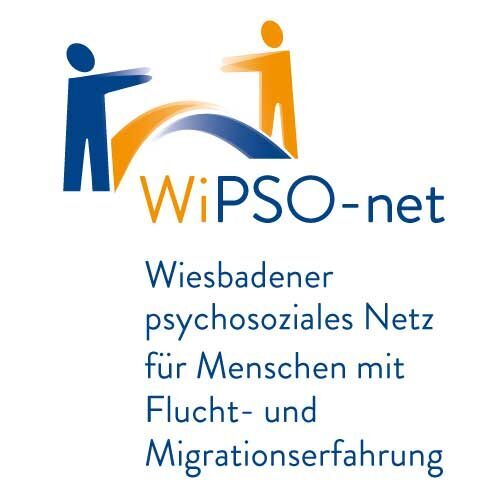 Grafik in blau und orange in der sich zwei Menschenfiguren über einen Bogen hinweg die Arme ausstrecken. Darunter steht WiPSO-net - Wiesbadener psychosoziales Netz für Menschen mit Flucht- und Migrationserfahrung.