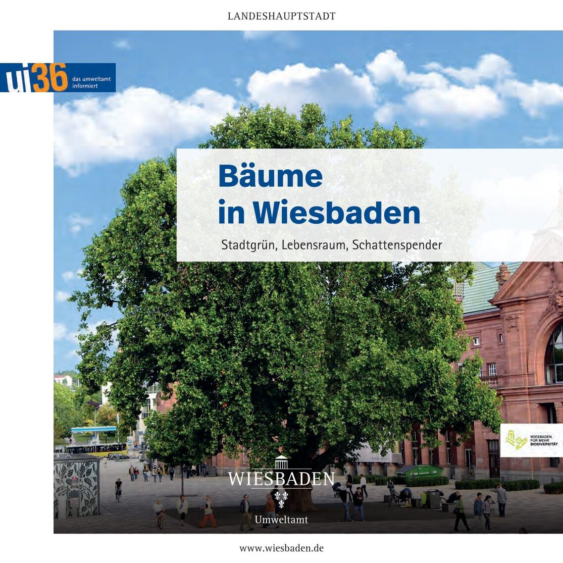 Titelseite der Broschüre Bäume in Wiesbaden. Stadtgrün, Lebensraum, Schattenspender. Großes Bild eines grün belaubten Baums auf einem Platz vor einem roten Steingebäude, unter dem Baum laufen Menschen. Abgebildet sind auch die Logos von der Landeshauptstadt Wiesbaden.