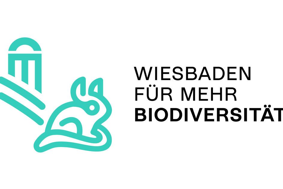 Logo turchese con ghiro da giardino stilizzato e sagoma di un edificio, accanto al quale si trova il testo "WIESBADEN FOR MORE BIODIVERSITY" in lettere maiuscole.