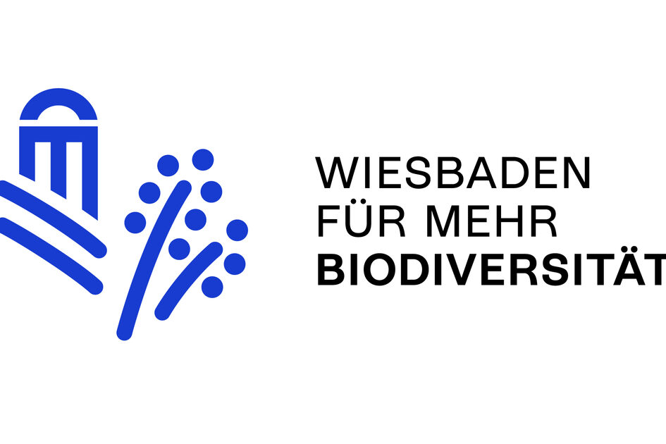 Logo blu con contorno stilizzato di piante ed edifici, accanto il testo "WIESBADEN FOR MORE BIODIVERSITY" in lettere maiuscole.