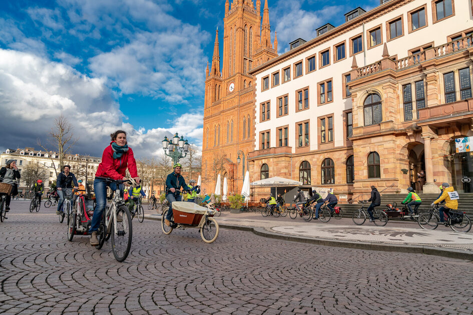 Radfahrende vor dem Wiesbadener Rathaus