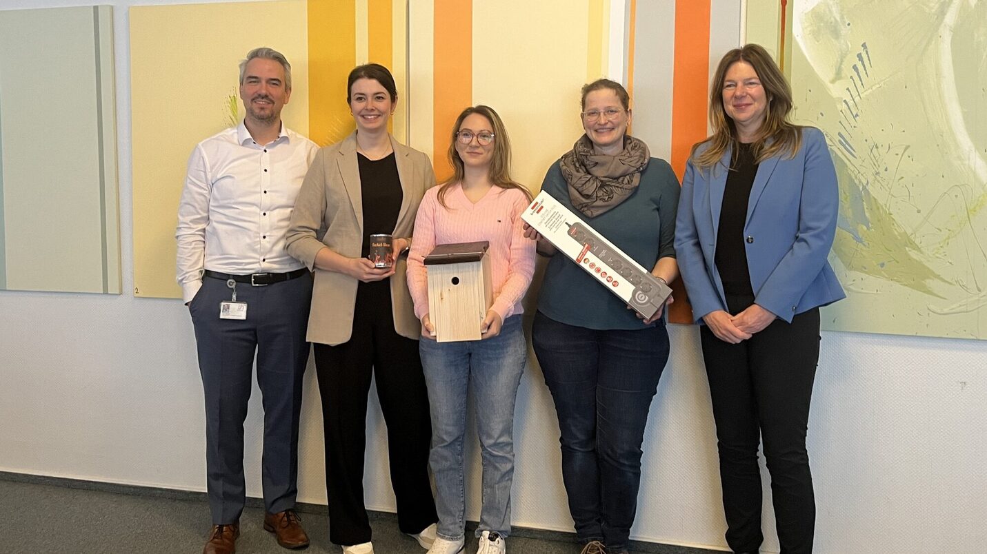 Preisträgerinnen und Preisträger 2025 mit Bürgermeisterin Hinninger