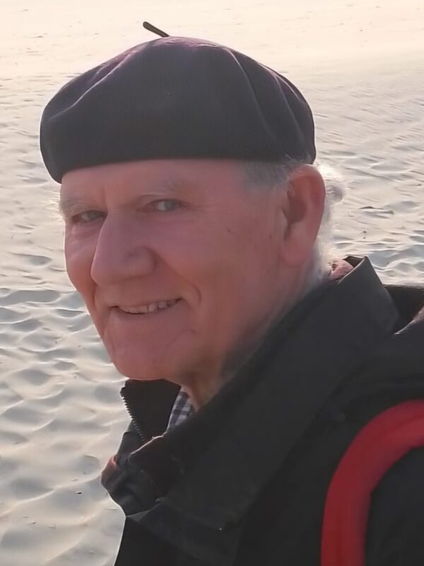 Ein älterer Herr mit Baskenmütze und dunkler Jacke.