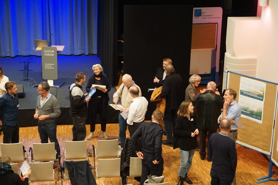 Menschen, die in kleinen Gruppen miteinander reden