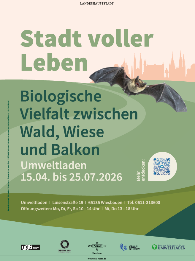 Plakat mit der Überschrift 'Stadt voller Leben' zeigt eine fliegende Fledermaus vor einer stilisierten Stadtsilhouette und informiert über eine Ausstellung zur biologischen Vielfalt zwischen Wald, Wiese und Balkon im Umweltladen Wiesbaden.