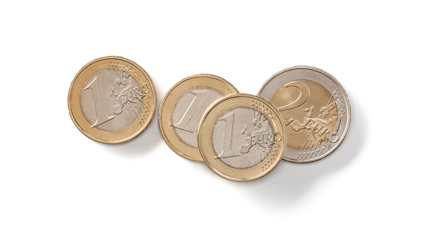 Euro Münzen liegen nebeneinander