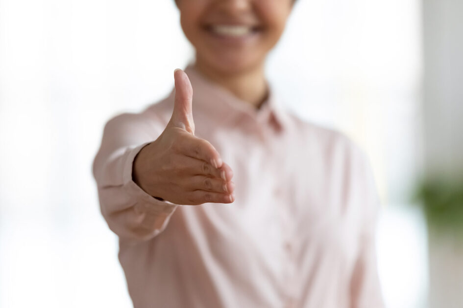 Eine Frau die einladend die Hand ausstreckt