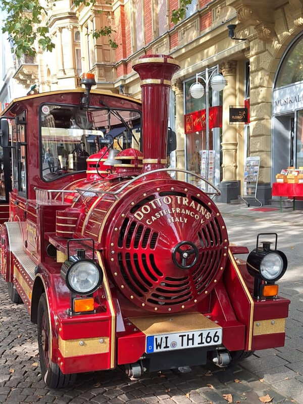 o mică cale ferată istorică roșie