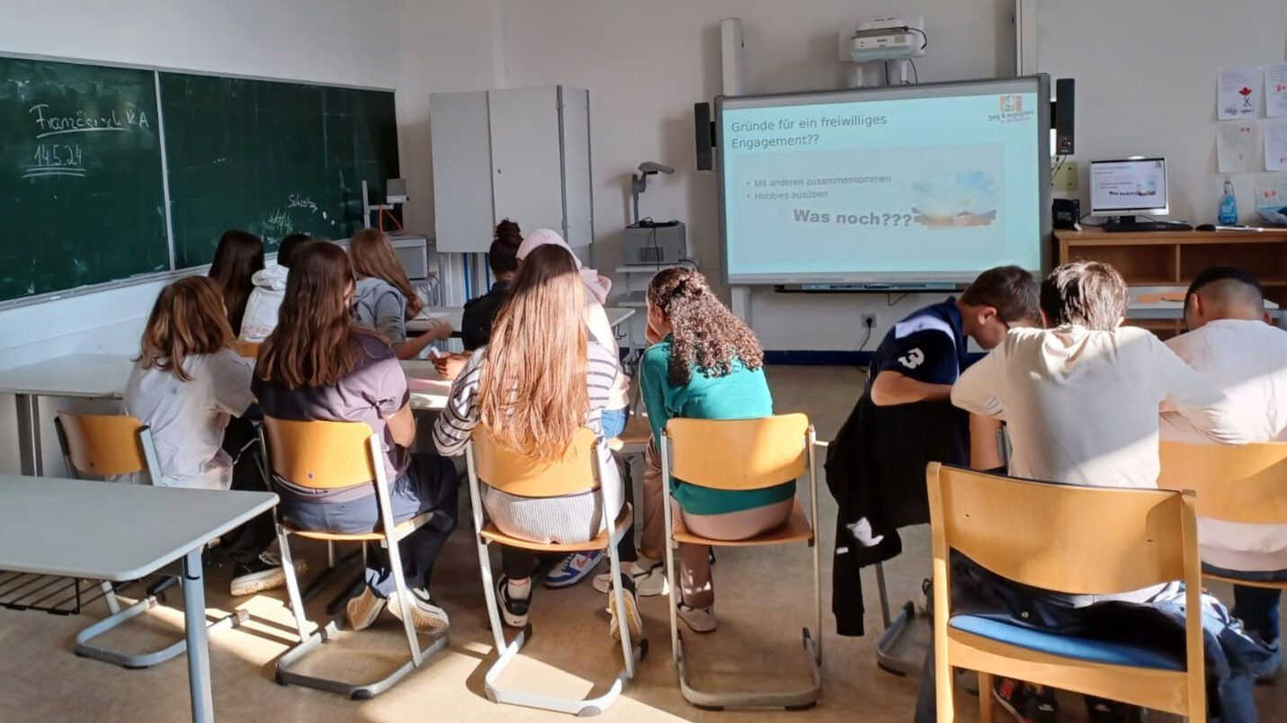 In einer Schulklasse sitzen Schülerinnen und Schüler.