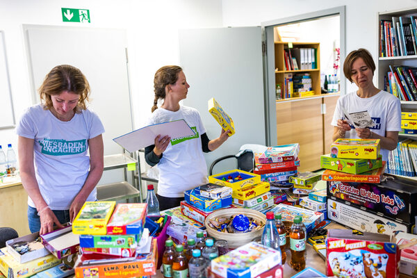 Drei Frauen sortieren Spiele.